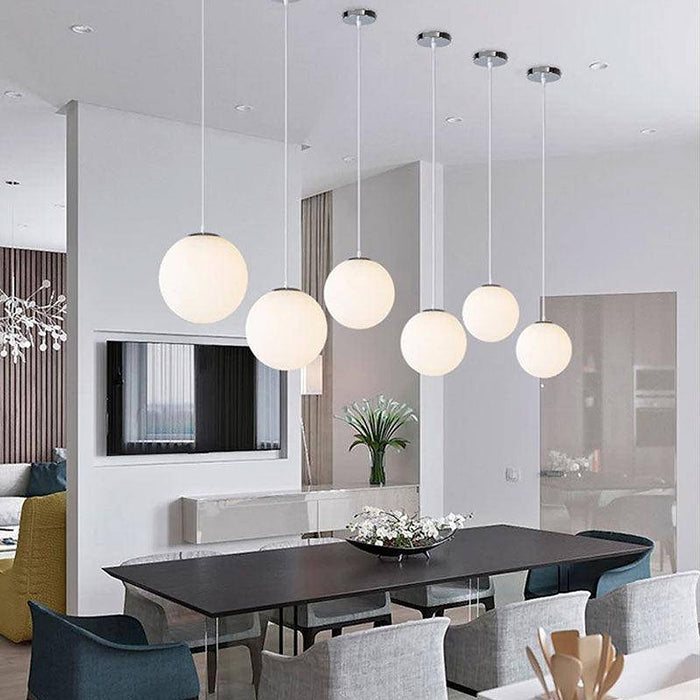 Moderner Glas-Kugel-Deckenleuchte exklusiv bei DWHOME