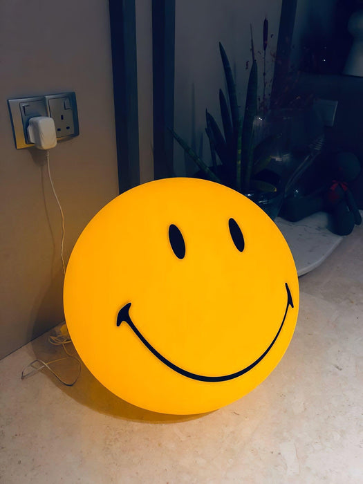 Lampe de table rechargeable souriante - DWHOME