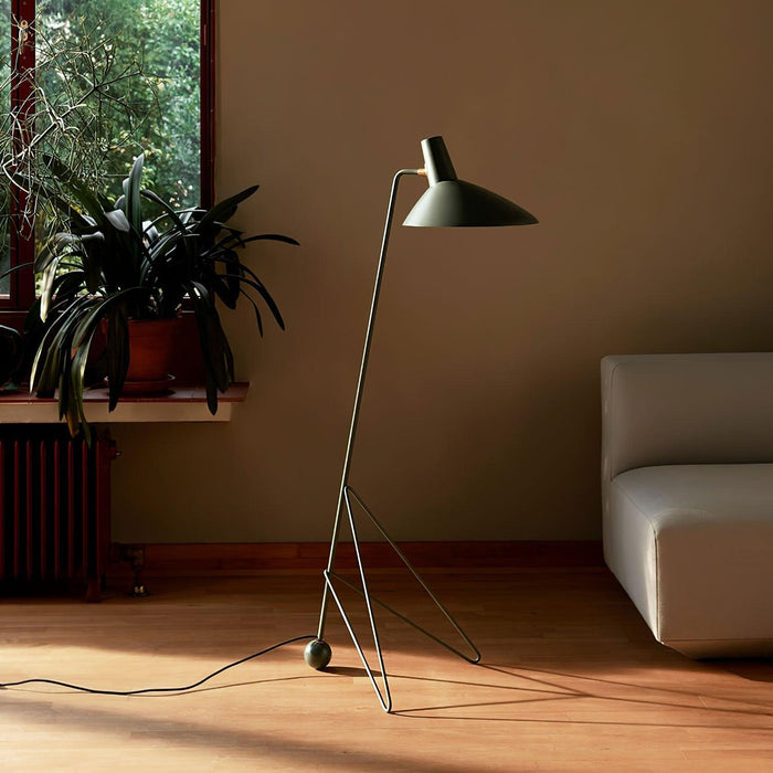 Svelte Noir Floor Lamp-DWHOME