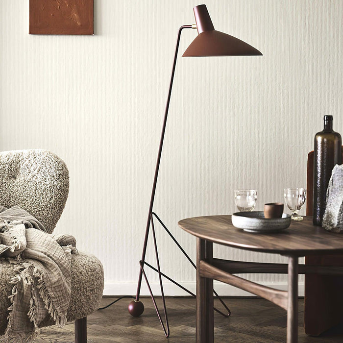 Svelte Noir Floor Lamp-DWHOME