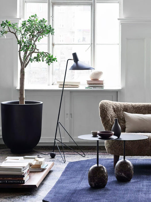Svelte Noir Floor Lamp-DWHOME