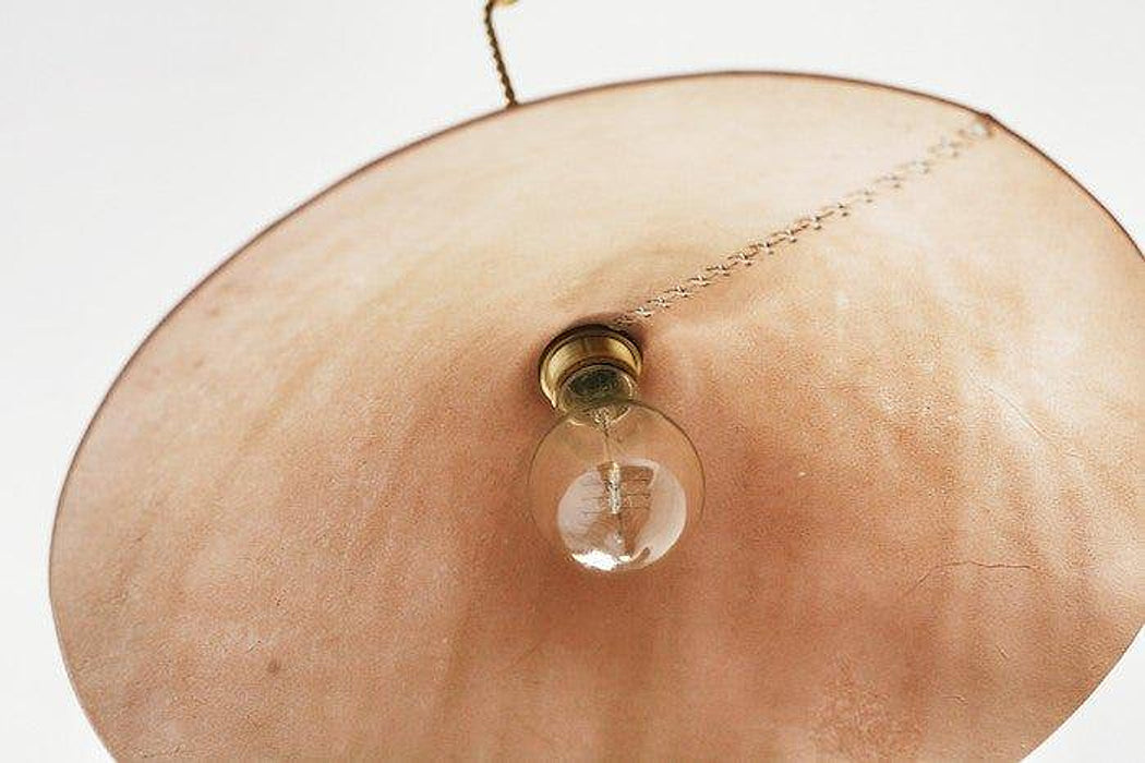 Lampe suspendue Baxter avec abat-jour conique en cuir et raccord en laiton - DWHOME