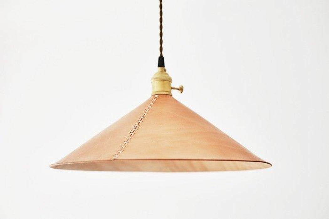 Lampe suspendue Baxter avec abat-jour conique en cuir et raccord en laiton - DWHOME