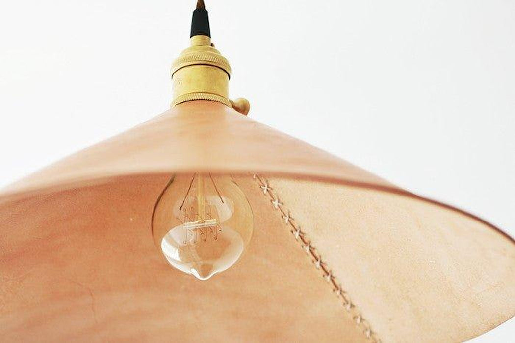 Lampe suspendue Baxter avec abat-jour conique en cuir et raccord en laiton - DWHOME