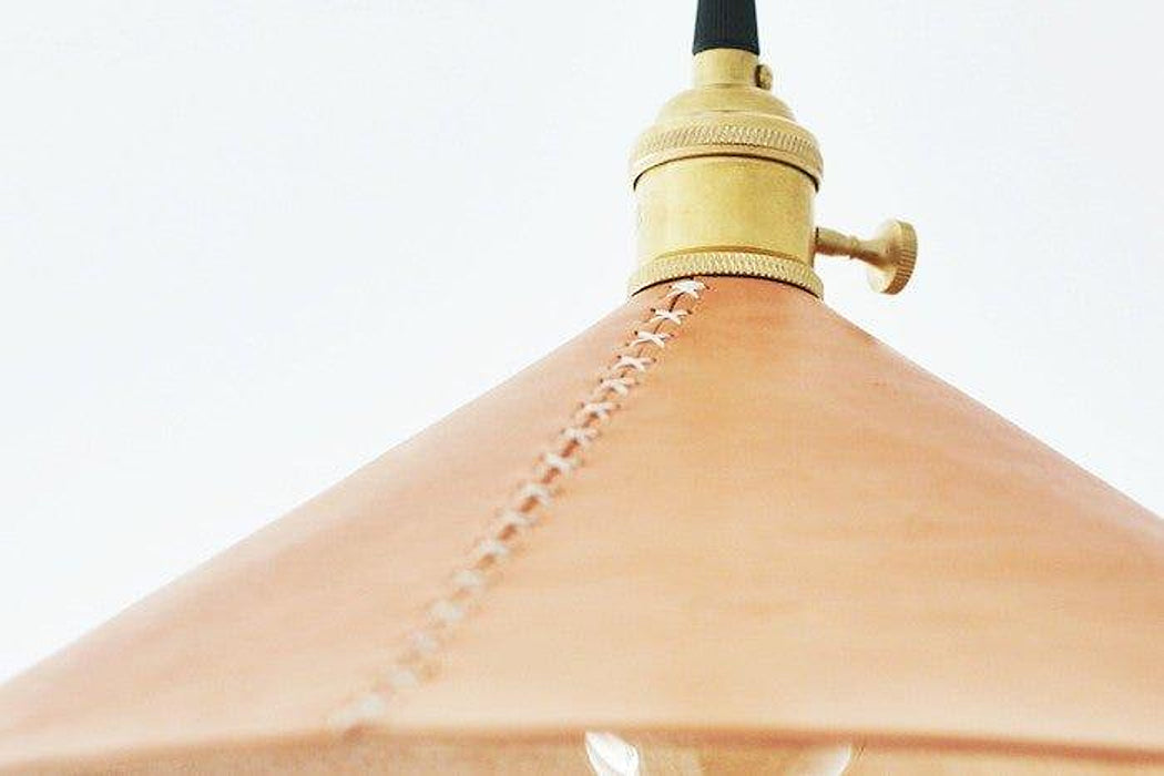 Lampe suspendue Baxter avec abat-jour conique en cuir et raccord en laiton - DWHOME