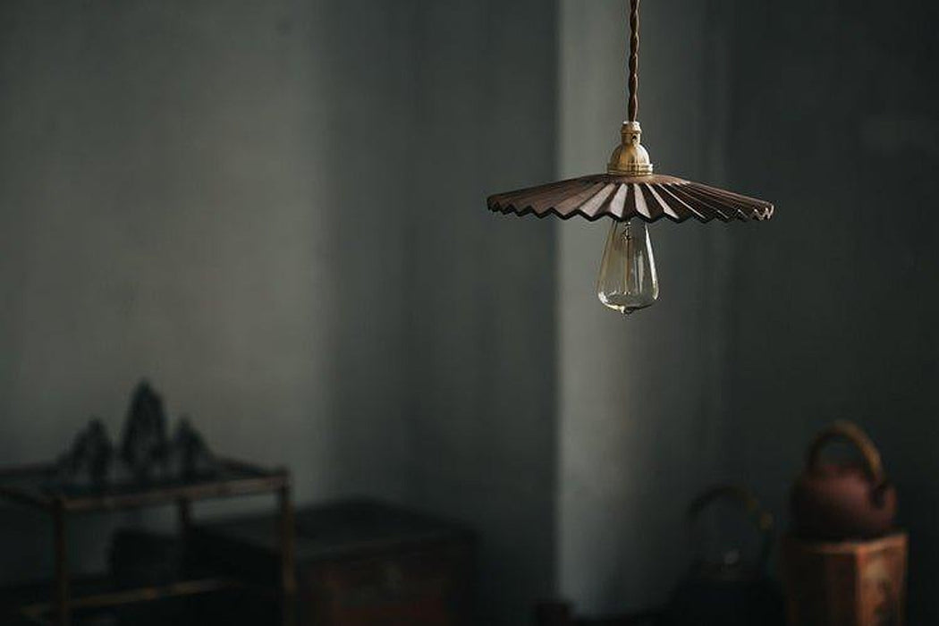 "Lampe suspendue en bois de noyer cannelé avec abat-jour en caféine - DWHOME"