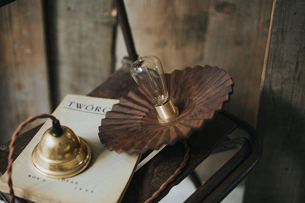 "Lampe suspendue en bois de noyer cannelé avec abat-jour en caféine - DWHOME"