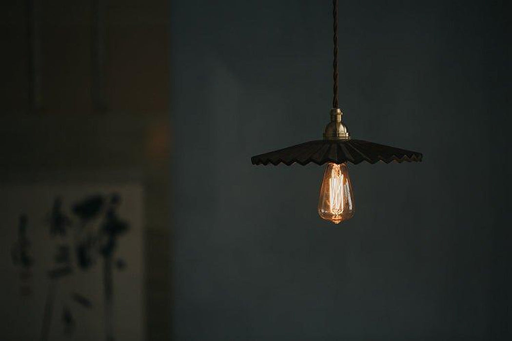 "Lampe suspendue en bois de noyer cannelé avec abat-jour en caféine - DWHOME"